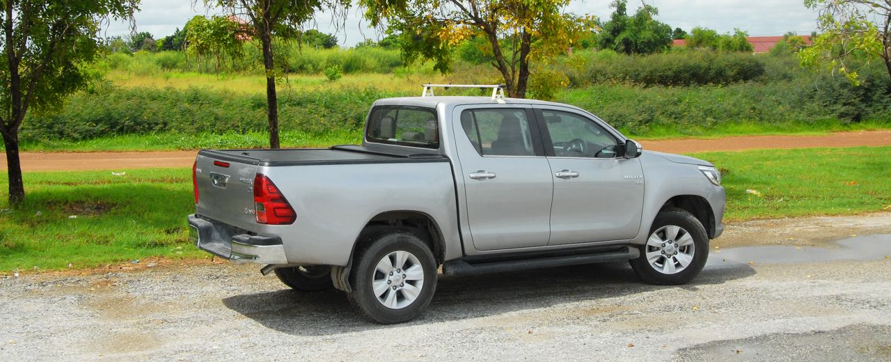 CARRYBOY Aluminiumrollo Toyota Hilux Revo Invincible Doppelkabine schwarzes Alurollo sicher abschließbar