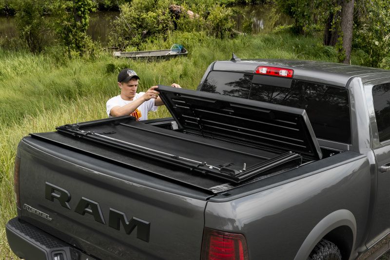 NOVISauto Laderaumabdeckung Deuce für RAM1500 Classic Plane zum aufrollen und umklappen für Staubox