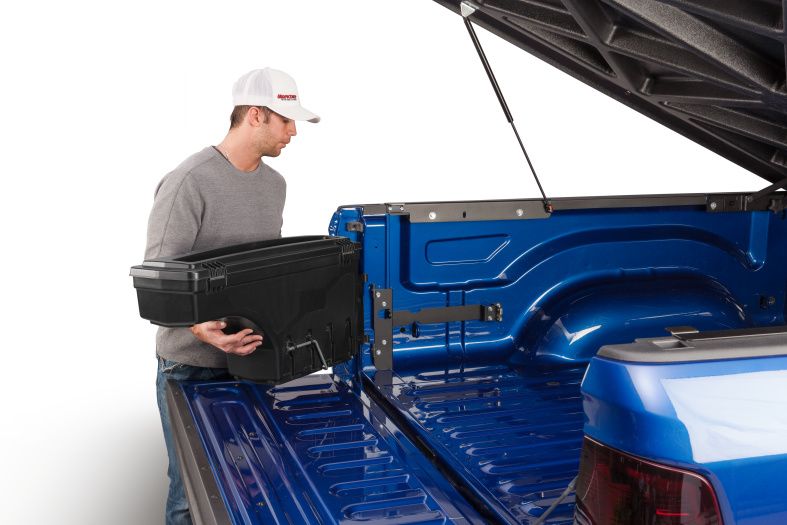 NOVISauto CARRYBOY Pickup Ladeflächen Werkzeugbox Staubox schwenkbar für GMC Sierra / Chevrolet Silverado 2019+ herausnehmbar und mitnehmbar